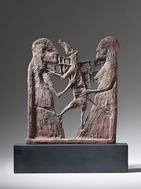 Bronzerelief von zwei sich gegenüberstehende Figuren, die ein Tier halten